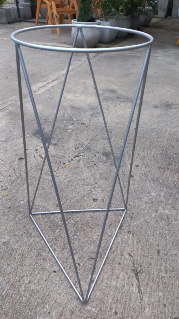 Base triangulo plateada 55 cm.